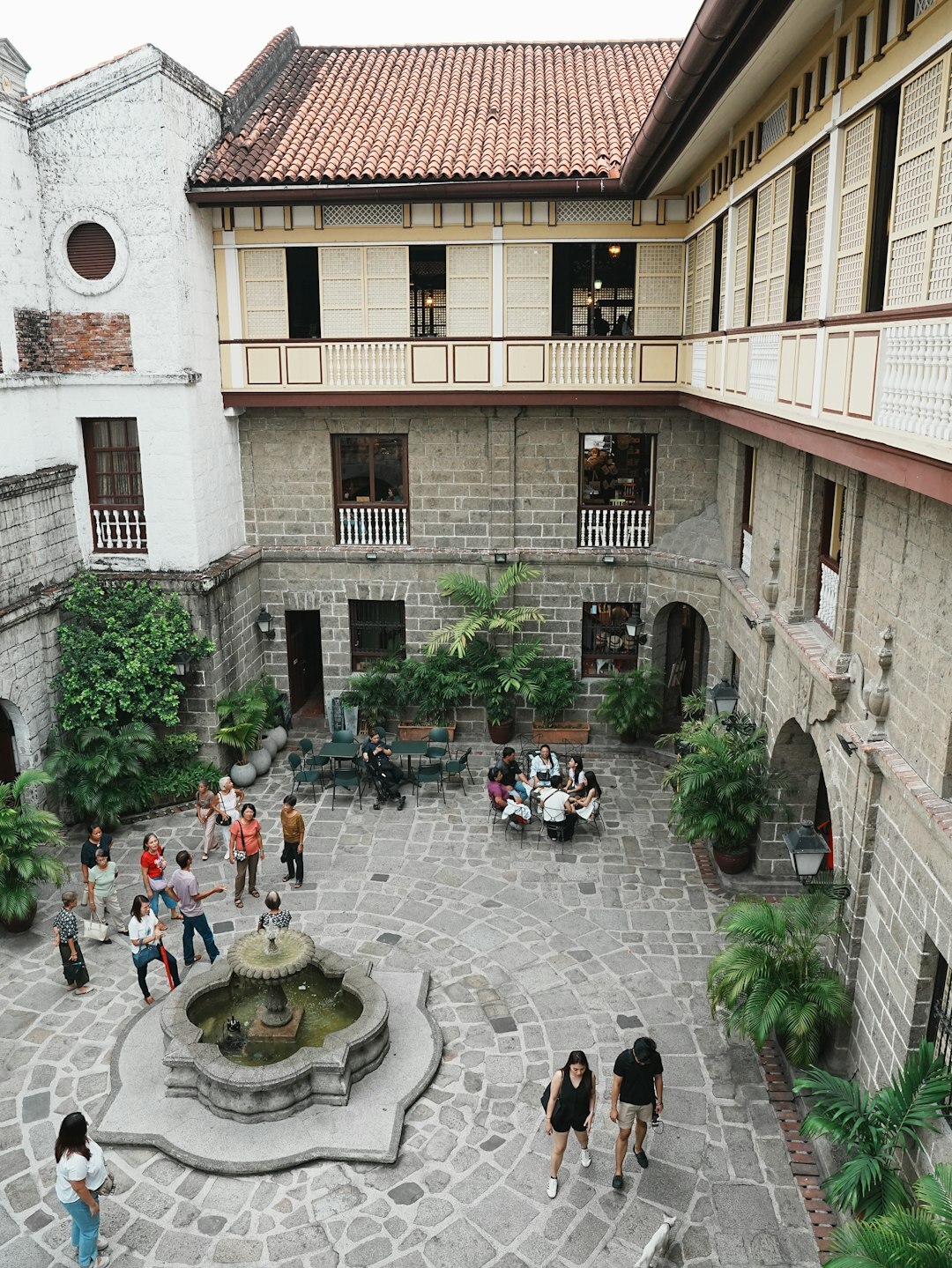 Grupo de brasileiros celebrando ao ar livre em um pátio