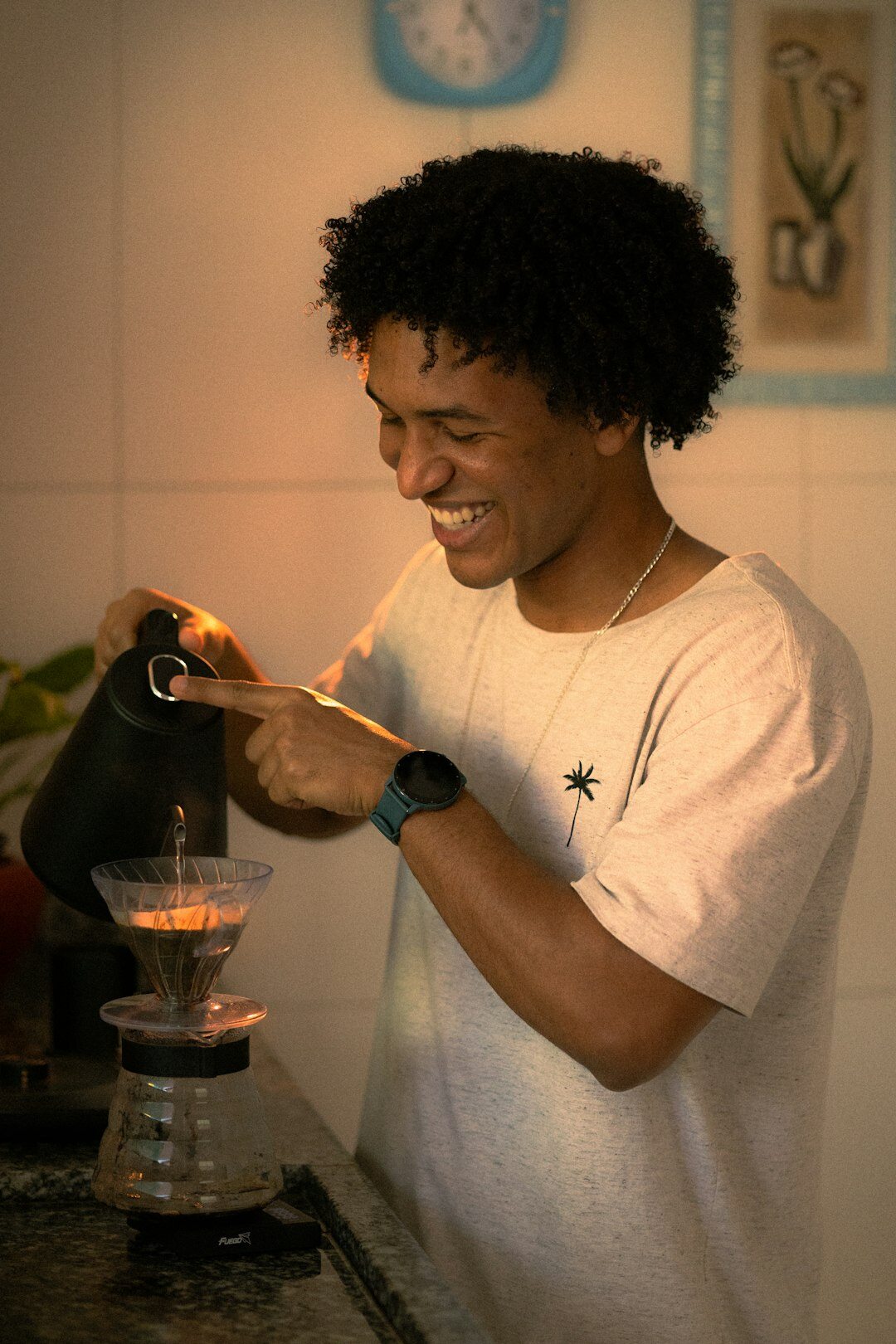 Retrato de homem brasileiro sorrindo, especialista em comunicação