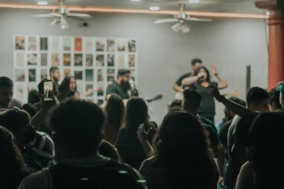 Duas pessoas colaborando em um workshop ao ar livre